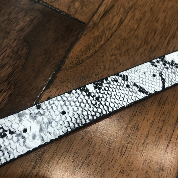 Black and White Reptile Print Belt with Circular Buckle 41” - Picture 3 of 5